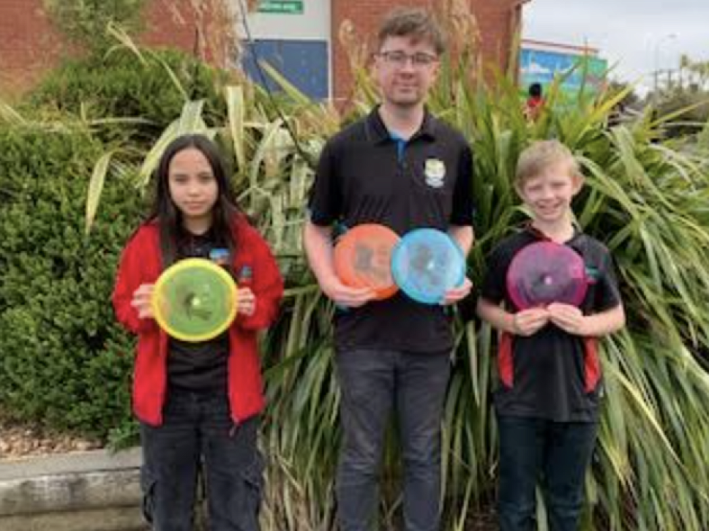 disk-golf-dunedin-donation-to-school