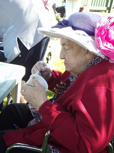 <br />
<br />
Close to 90 Enliven residents<br />
and staff enjoyed 