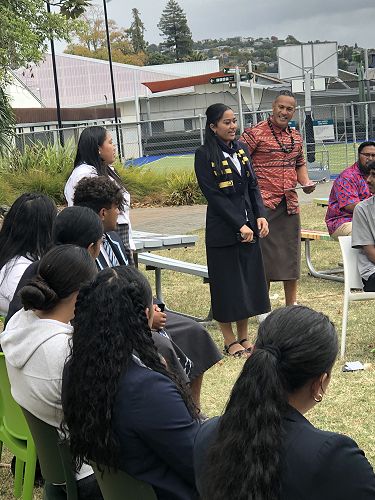 Fe'ao introducing herself because she lost in finding a chair