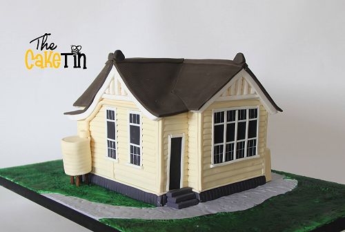 The goregous school house cake created by parent Sarah Clark, of The Cake Tin 