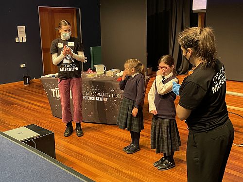 Ana and Claudia carrying out the 'smell' experiment