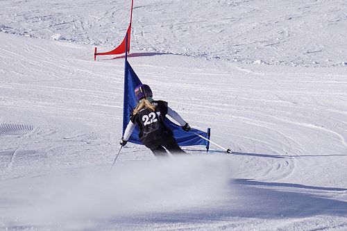 Daizy Thompson-Fawcett Y12 racing down slalom course