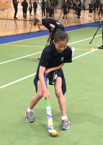 Hebe Song dribbling the hockey ball. 