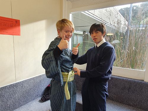Meikei High school students visit to Year 9 Japanese class.