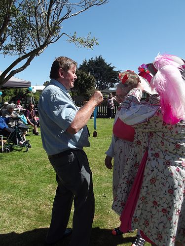 <br />
<br />
Close to 90 Enliven residents<br />
and staff enjoyed 