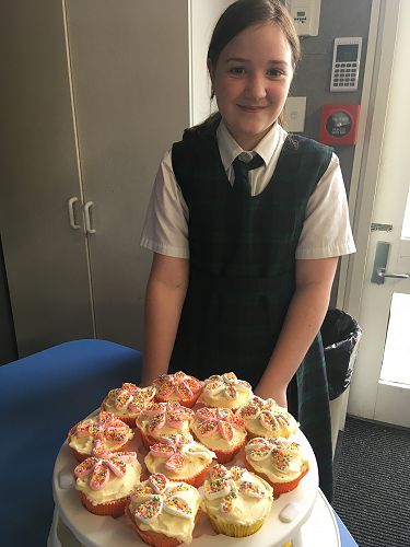 Molly Guy - cupcake decorating 