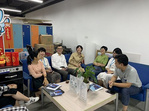 Joe Zhong, FLC China Chief Representative, meeting with new customers, an airline tourism team.