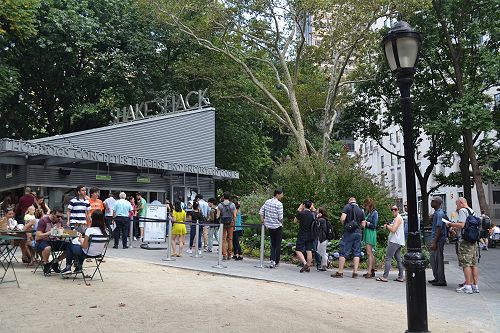 Queueing for burgers at Shake Shack, Madison Square Park