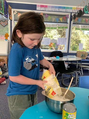Room 19 making Fa’apapa (Samoan Coconut Bread)