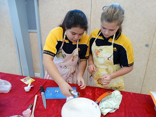 Johanna and Morgan preparing their dish