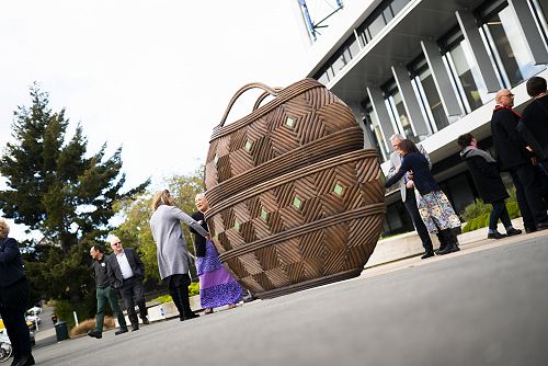 Ngā Kete sculpture, Otago Polytechnic