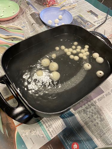 Boiling rice ball (tangyuan)