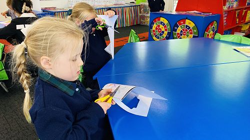 Year 0-1 Mandarin class making “red envelopes”