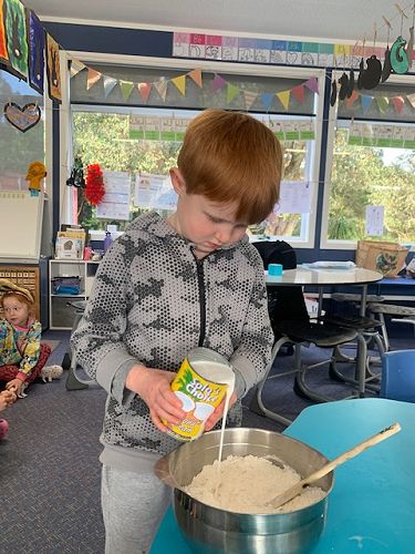 Room 19 making Fa’apapa (Samoan Coconut Bread)
