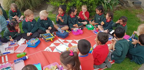 Christmas singing and picnic lunch at Isleworth Kindy