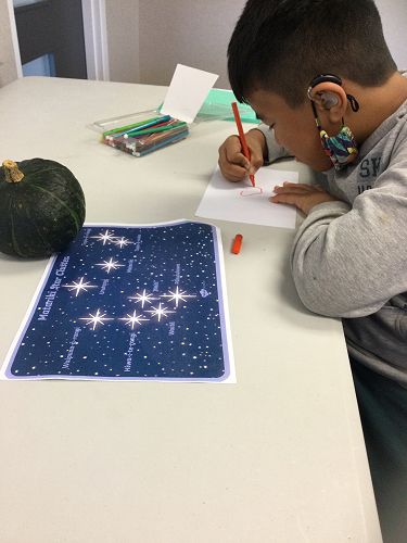 Te Rauna making a whetu