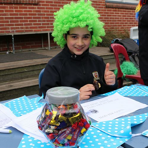 Eli Rarm with guess the number of lollies