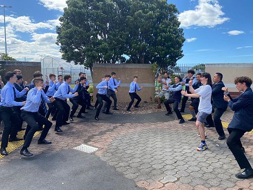 Leibniz  Privatschule learning how to perform the Haka