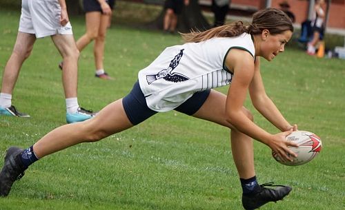 Neve Graamans diving for the corner.