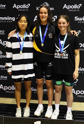 Laura Littlejohn (centre)