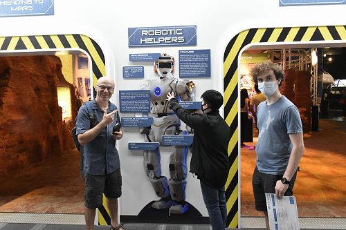 Mike Cutforth and students talking about robotics helpers.