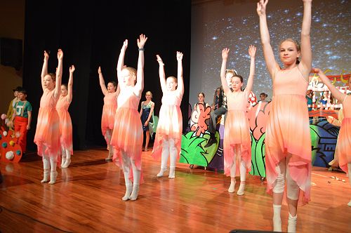 The dancers in Solla Sellew