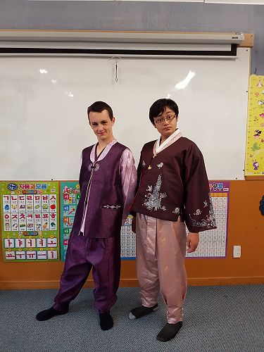 Hanging out in Hanbok