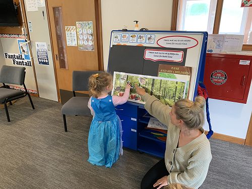 Hailey and Hayley retelling Tane and his children