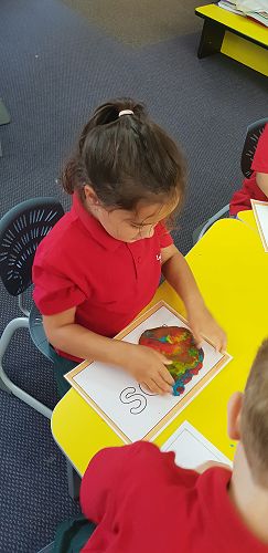 Mixing colours with playdough