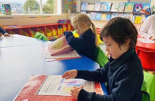 Year 0-1 Mandarin class making “red envelopes”