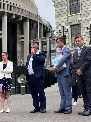 Malcolm Mulholland from Patient Voice Aotearoa addresses the crowd.