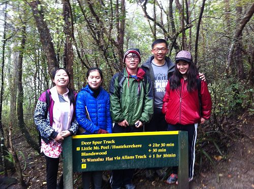 








Yunru Huang, Erica Chung, Leo Yan, Kevin Guo and
Aiyu Huang in Peel Forest.