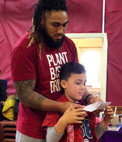 Michael and Ma'a saying a prayer before we try the food. 