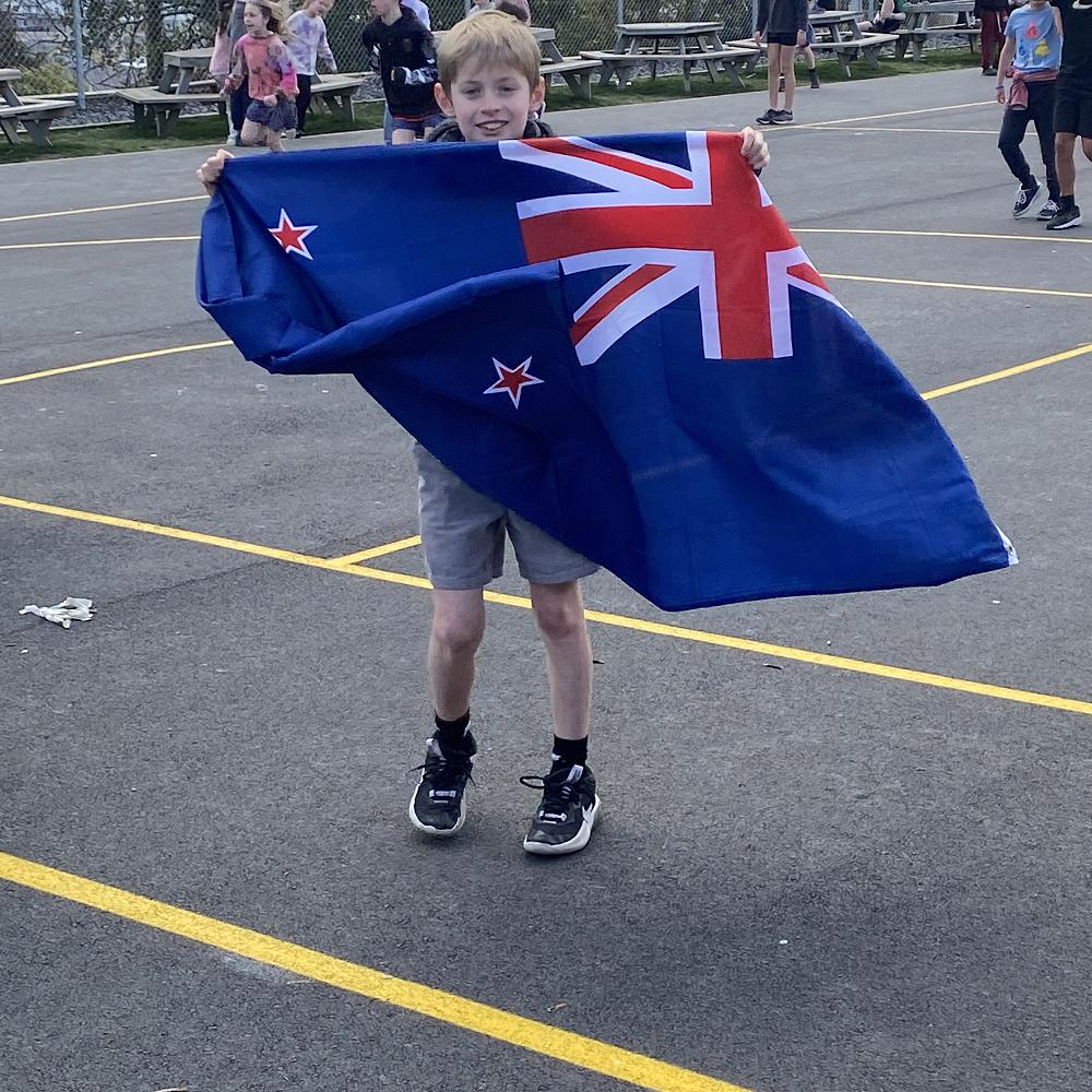 Kaua e rangiruatia te hāpai o te hoe. E kore tō tātou waka e ū ki uta ...
