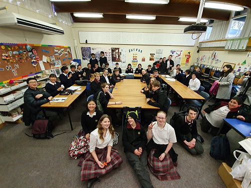Meikei High school students visit to Year 9 Japanese class.