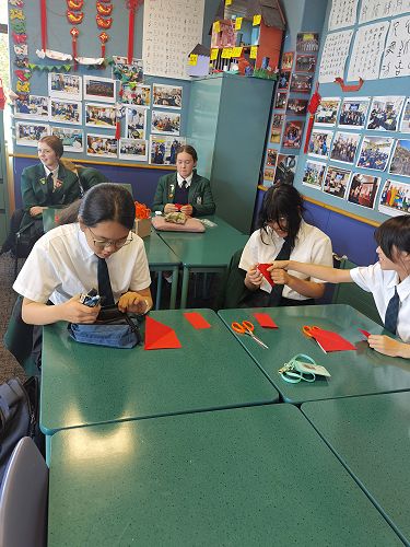 Gate Chinese Club - paper cutting