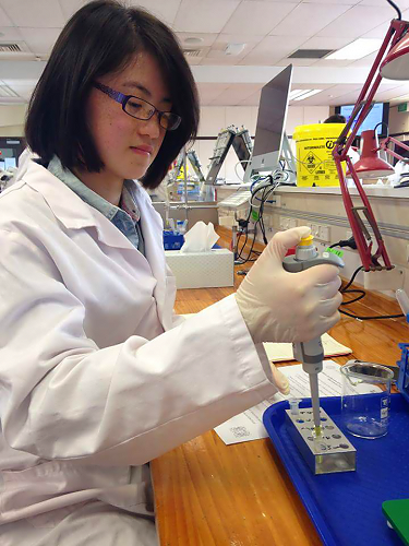 Selena Sun completing a biology lab at the Rotary National Science and Technology Forum