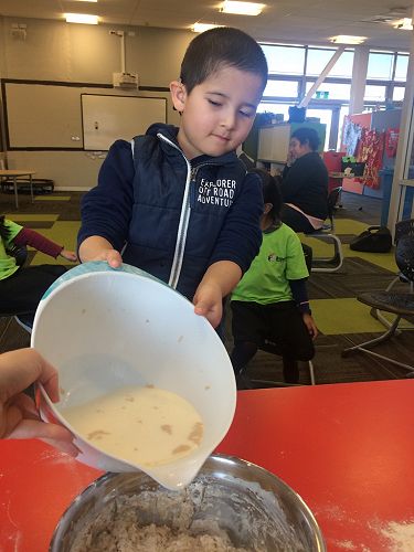 Making Cook Island doughnuts 