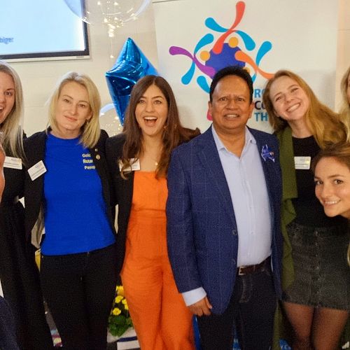 ARC Andy Rajapaskse (back row) with
Candice Olivier (back row, second from the left) and members of the Gold Coast Passport club