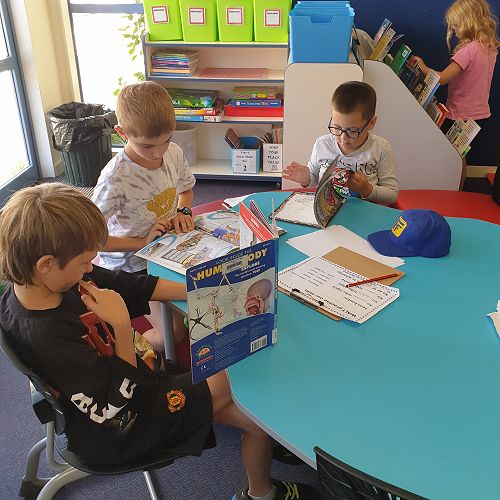 Rūma Ono busy reading