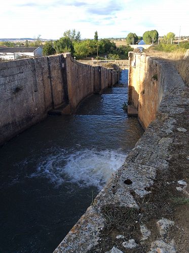 Day 11 Crossing over precious water, Calle las Huesas, Fromista