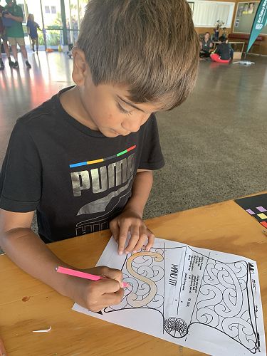 Kit Day Marae manu aute Nake