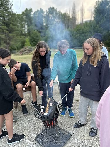 Annabelle, Isabella, Elizabeth and Frankie toasting their marshmallows