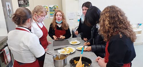 Crème Brûlée, etc dans la troisième: