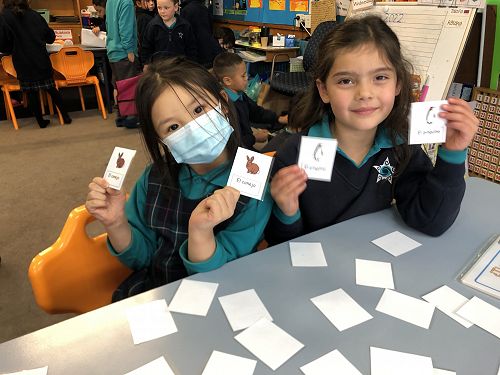 Charlotte and Mia play Memory to learn the name of pets and animals.