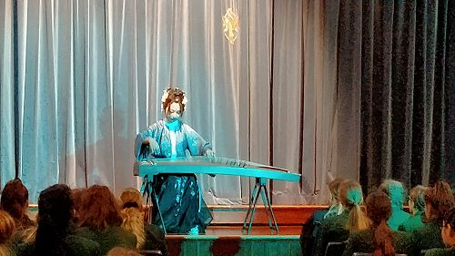 Zitong (Amber) Zhang playing the Guzheng