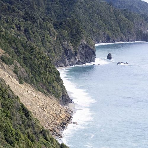 The massive slip just south of Knights Point, looking south towards Haast.