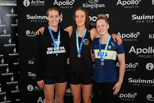 Laura Littlejohn (centre)