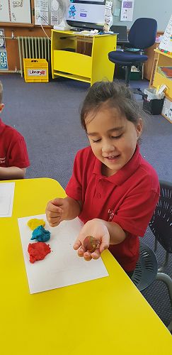 Mixing colours with playdough