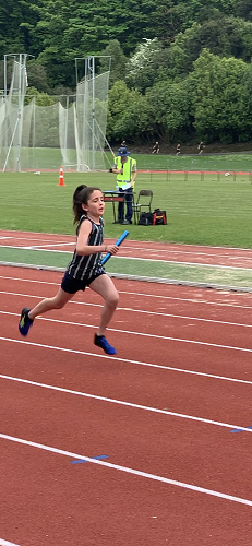 Harlow La Hood finishing strong in the U10 Relay Team